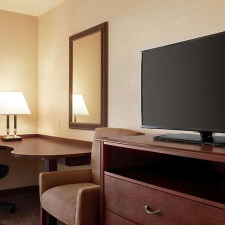 Hampton Inn & Suites West Bend Экстерьер фото