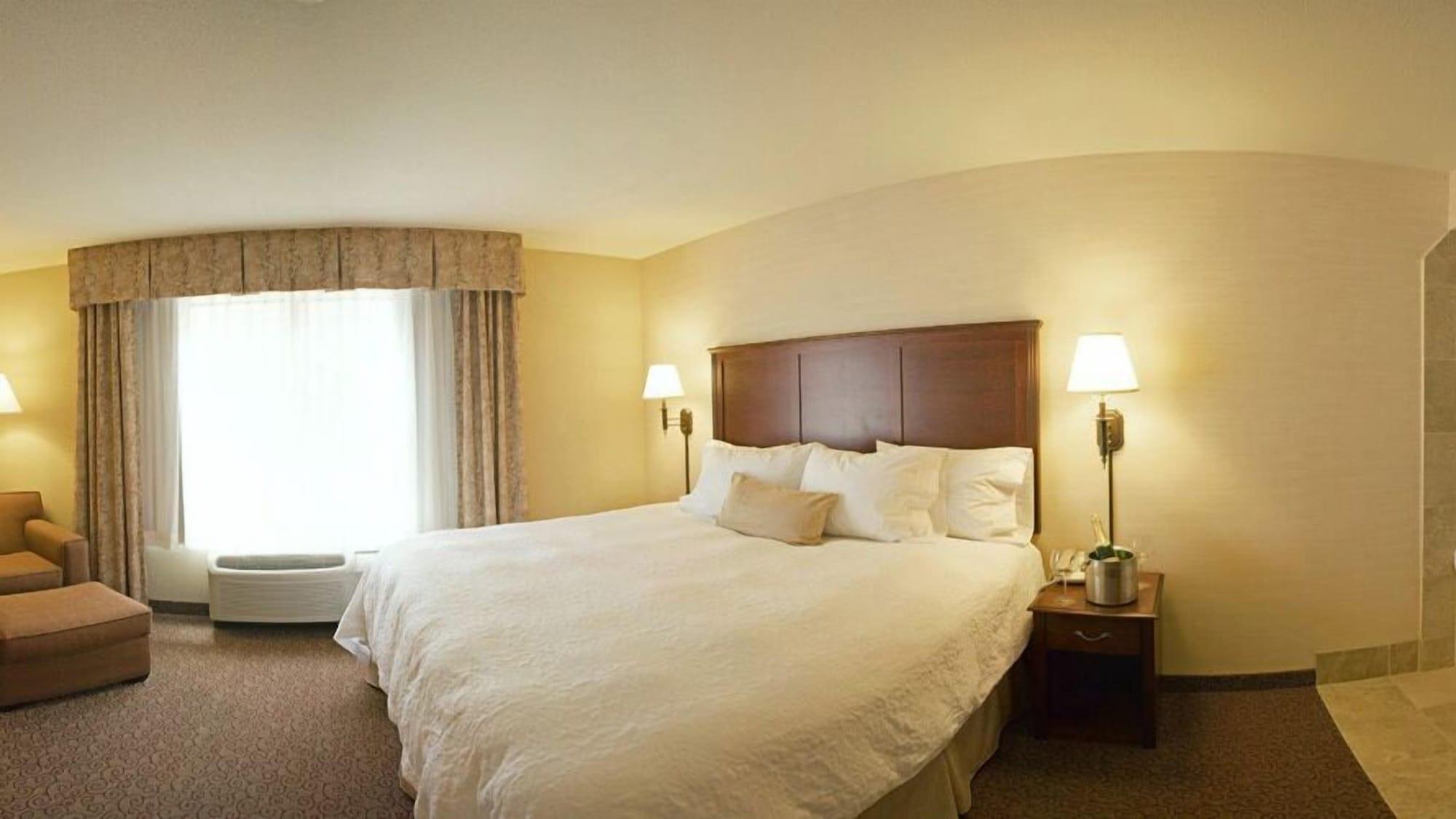 Hampton Inn & Suites West Bend Экстерьер фото