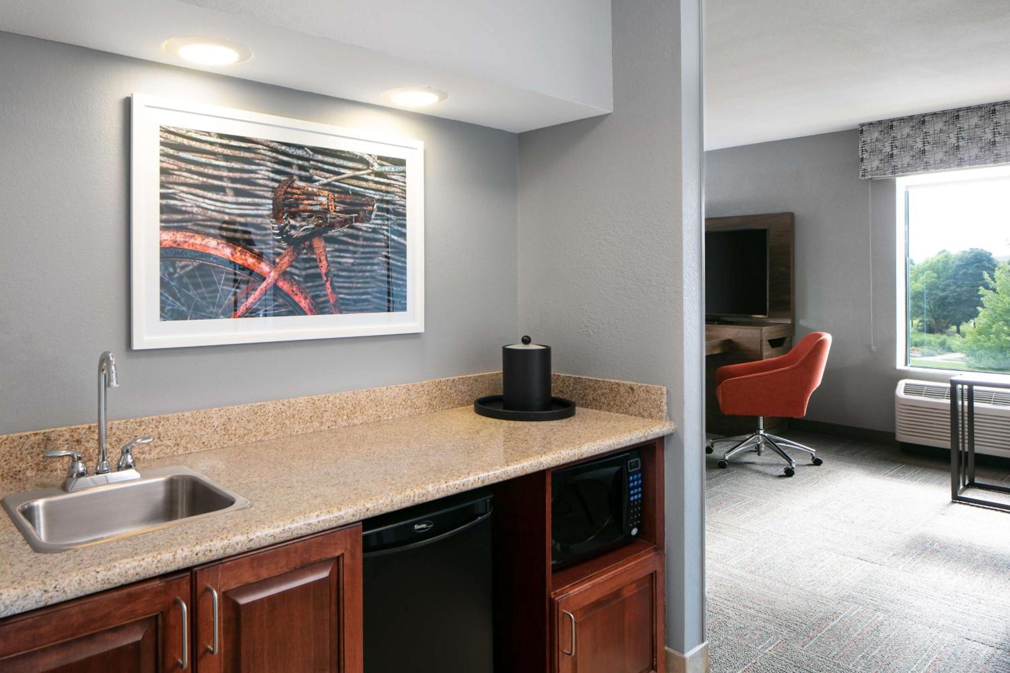 Hampton Inn & Suites West Bend Экстерьер фото