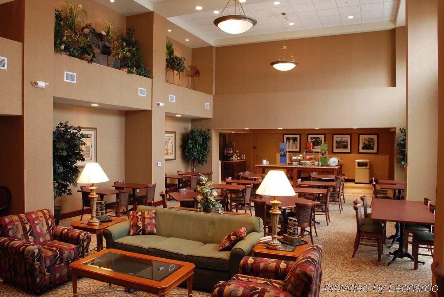Hampton Inn & Suites West Bend Интерьер фото